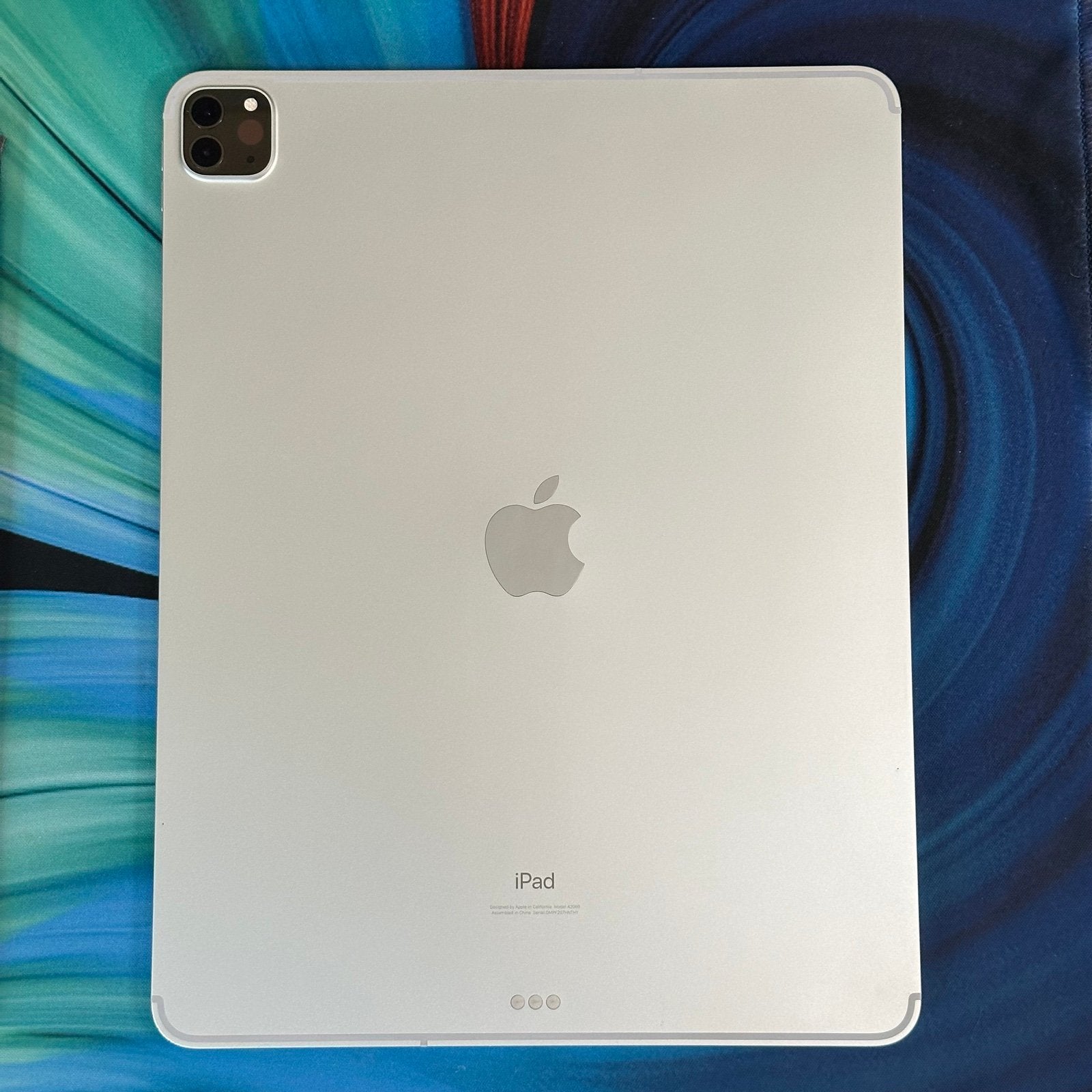 Apple iPad Pro 12.9�?4th Gen 256gb WiFi + Cellular Unlocked w/ Magic Keyboard 1H36