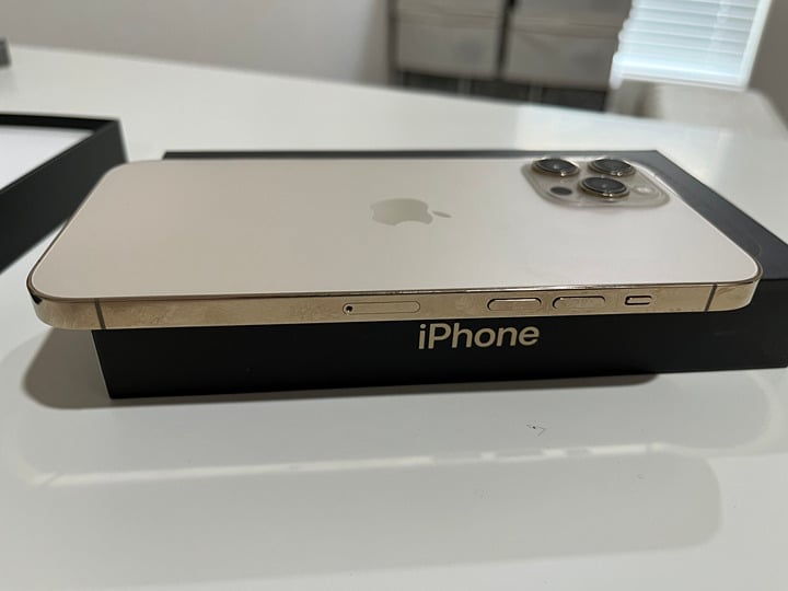 Apple iPhone 12 Pro Max - 256GB - Gold Unlocked 9N73