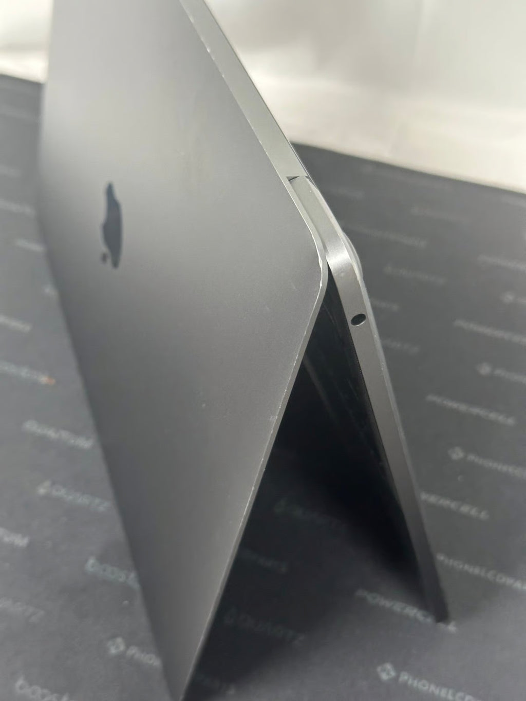 Apple Macbook Pro 13in.  M1 3.2 GHz  512GB SSD 16gb ram 5G78