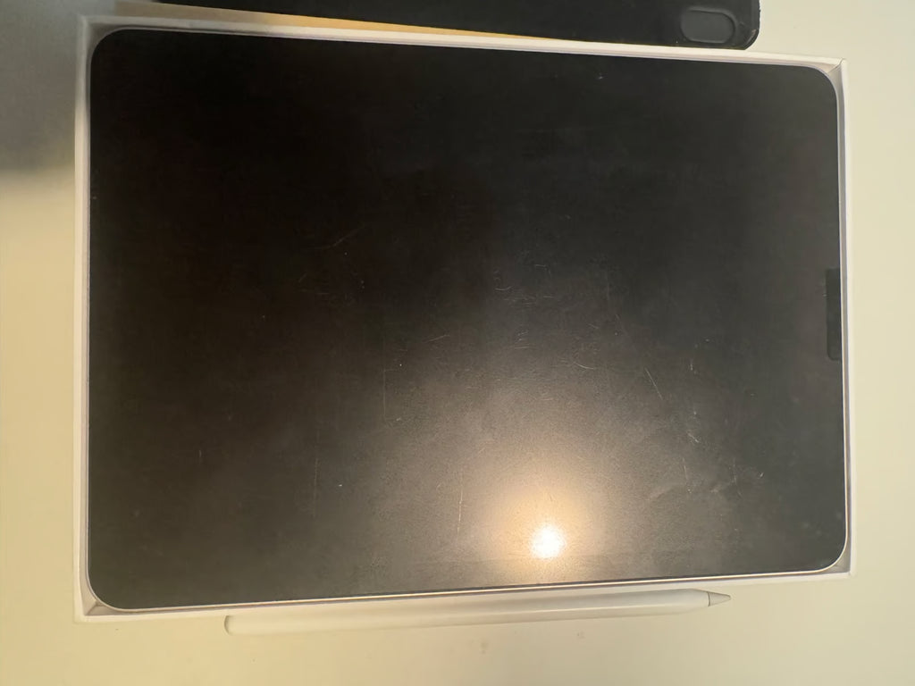 Apple 2022 iPad Air 5th Generation M1 256GB + Apple Pencil and Case 7E38