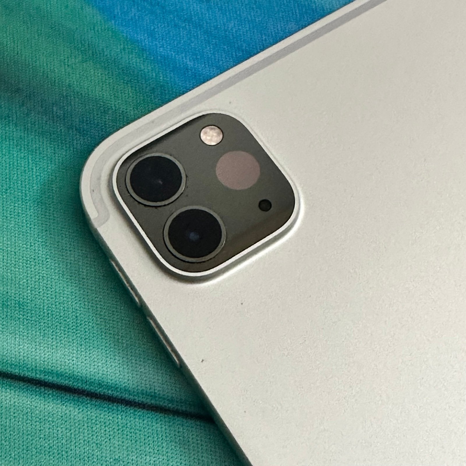 Apple iPad Pro 12.9�?4th Gen 256gb WiFi + Cellular Unlocked w/ Magic Keyboard 1H36