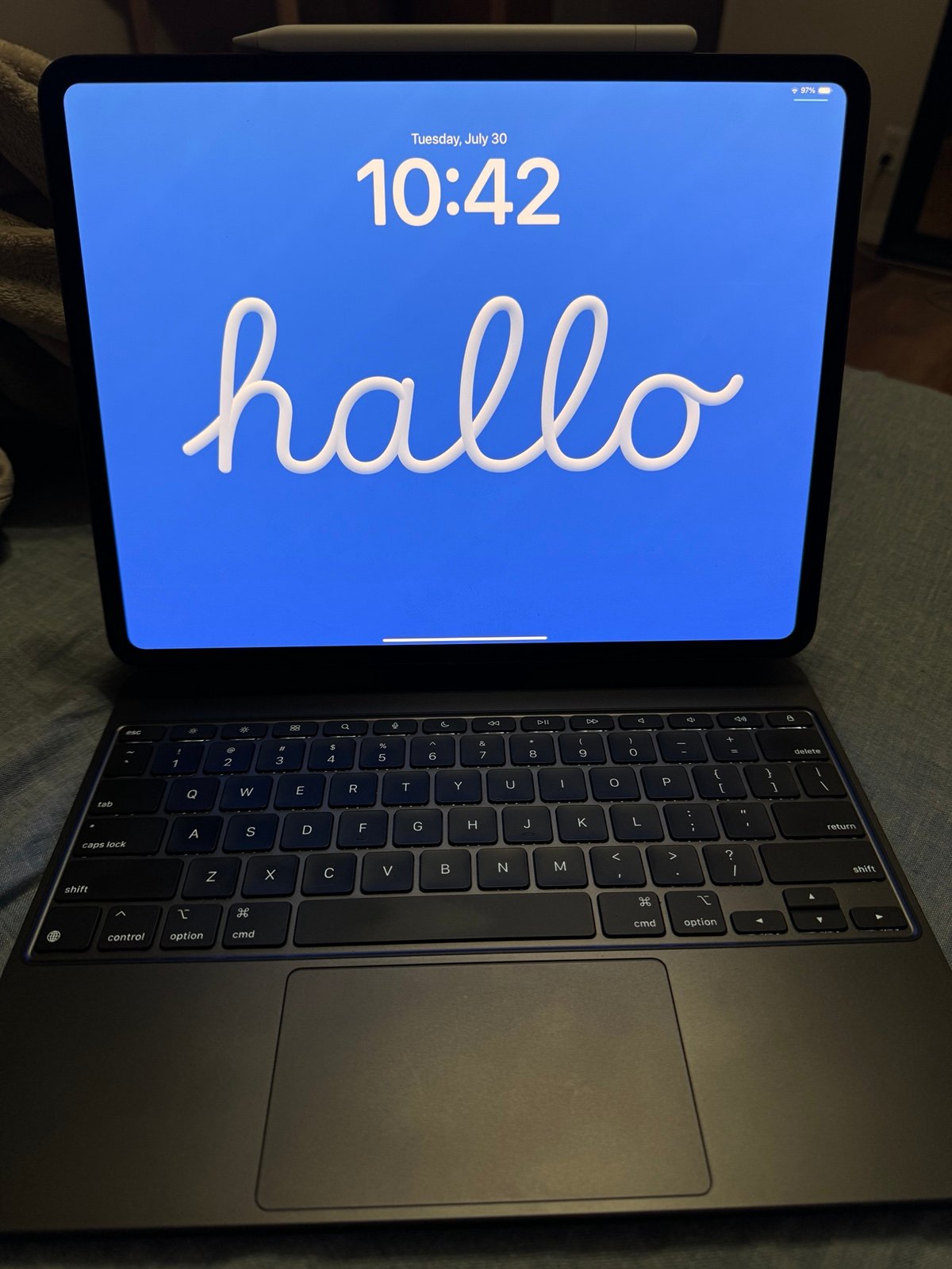 Apple iPad Pro 2024 M4 13�?256gb WiFi Model with Magic Keyboard and Apple Pencil 2P77