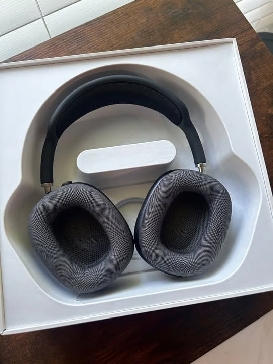 Apple Airpods Max Headphones with smart case 2H19