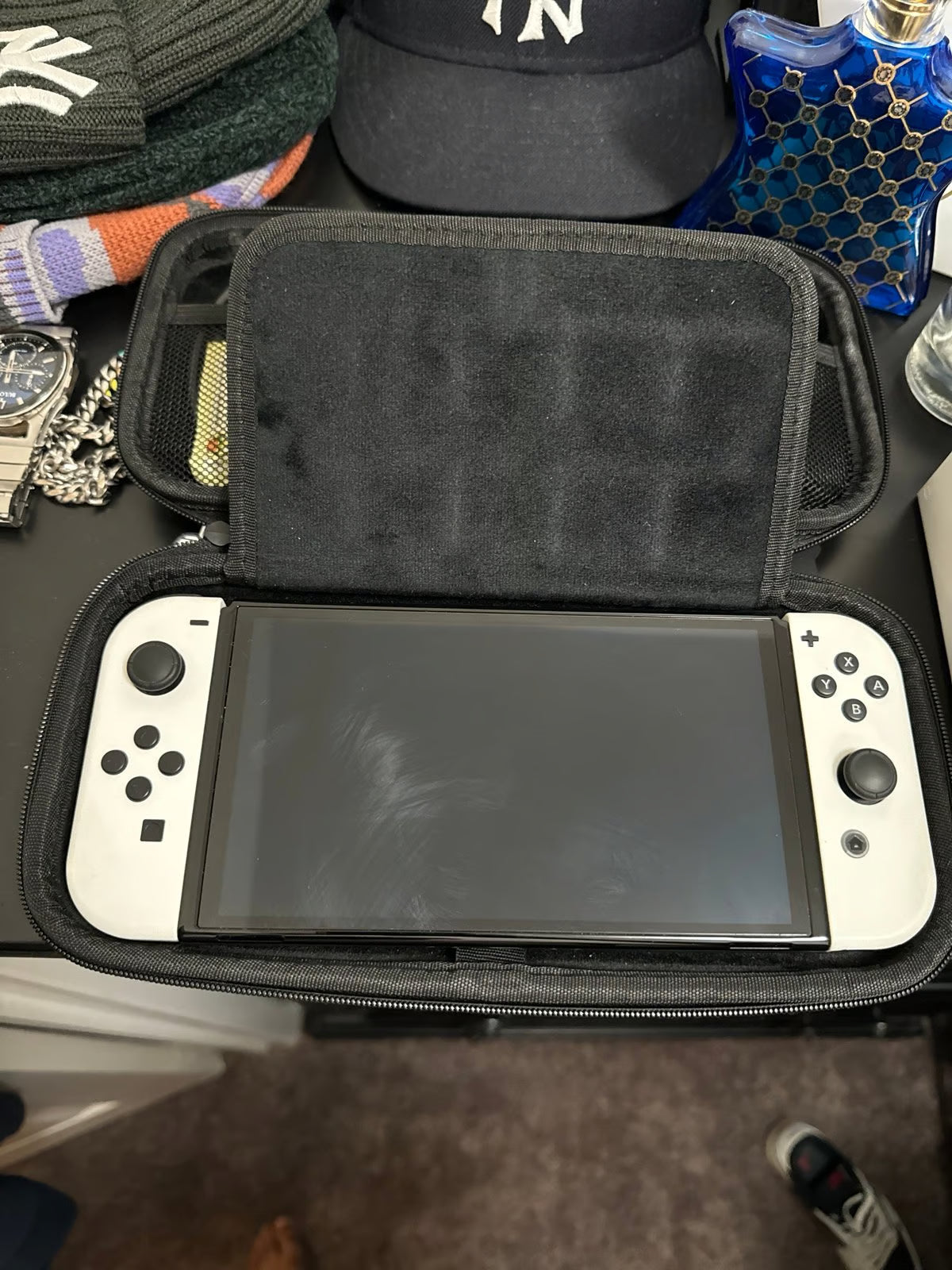 Nintendo Switch OLED with Pok茅mon scarlet 6T81