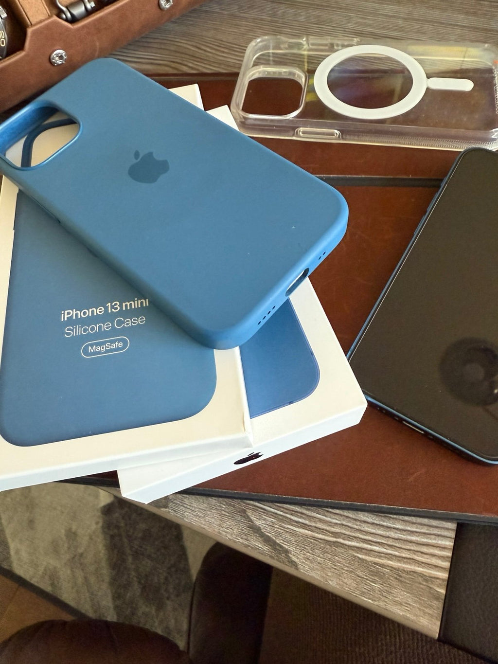 Apple iPhone 13 Mini 128 GB in Blue MINT unlocked w Apple case 1M56