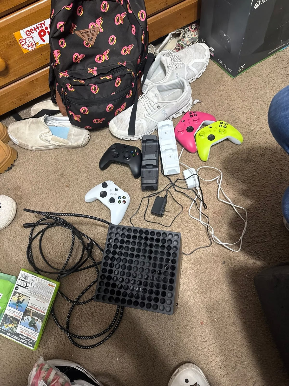 Xbox Series X w/ 4 controllers and 2 charging stands 2Q28