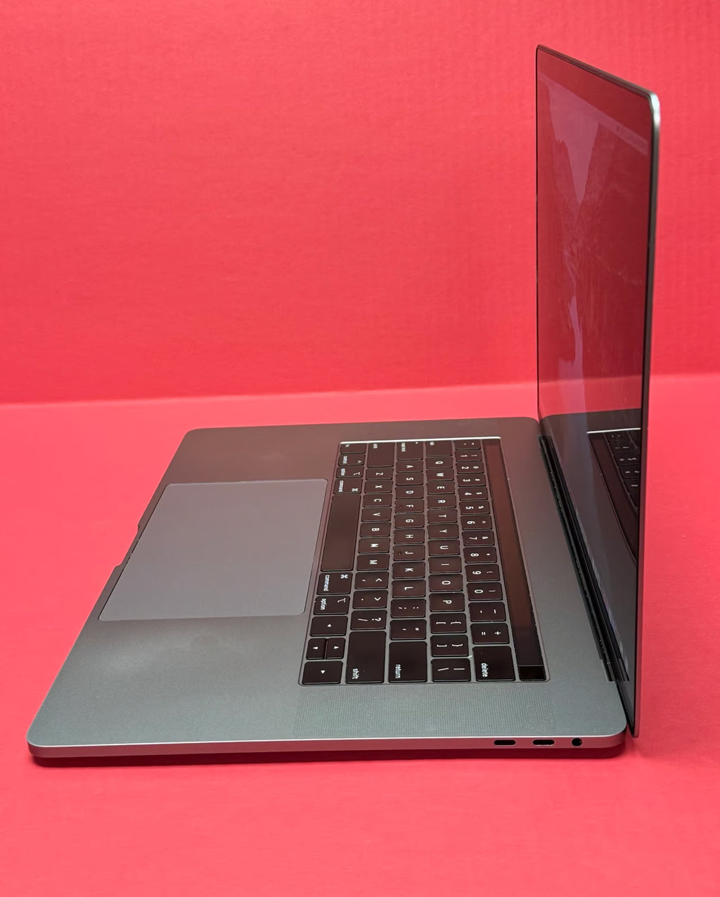 Apple MacBook Pro 15鈥?Retina Touch Bar 2.6GHz i7 6 Core 2019 16GB RAM 512GB SSD 3Y55