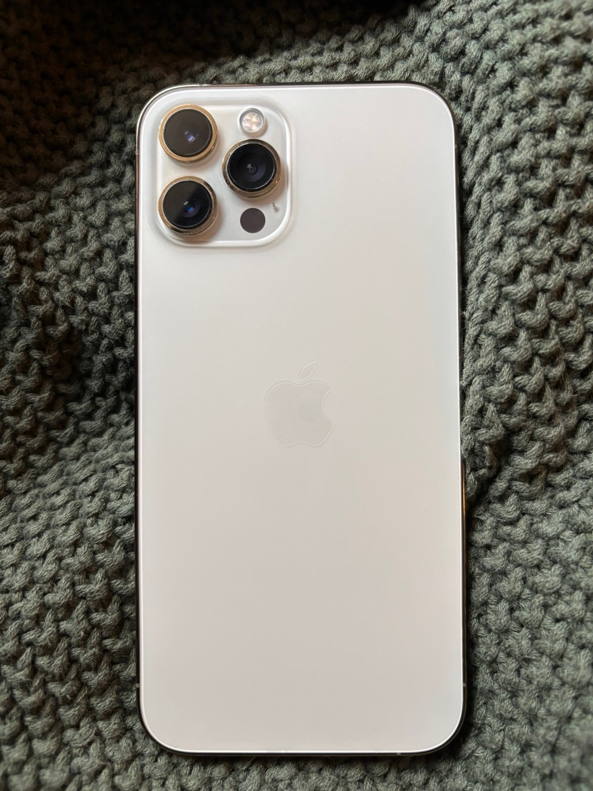 IPhone 12 Pro Max 256gb Gold Unlocked and Factory Reset 7E37