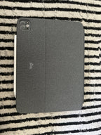 Apple iPad Pro 11 inch 4th Generation 128 GB M2 Chip w Acessories 2E88