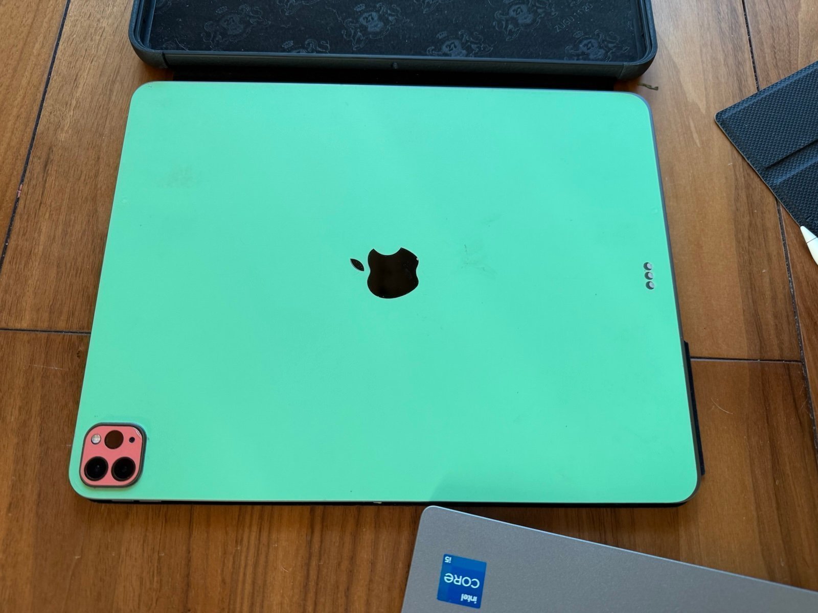 iPad Pro 12.9 inch 256 Gb 4th generation with pencil and case 2U69