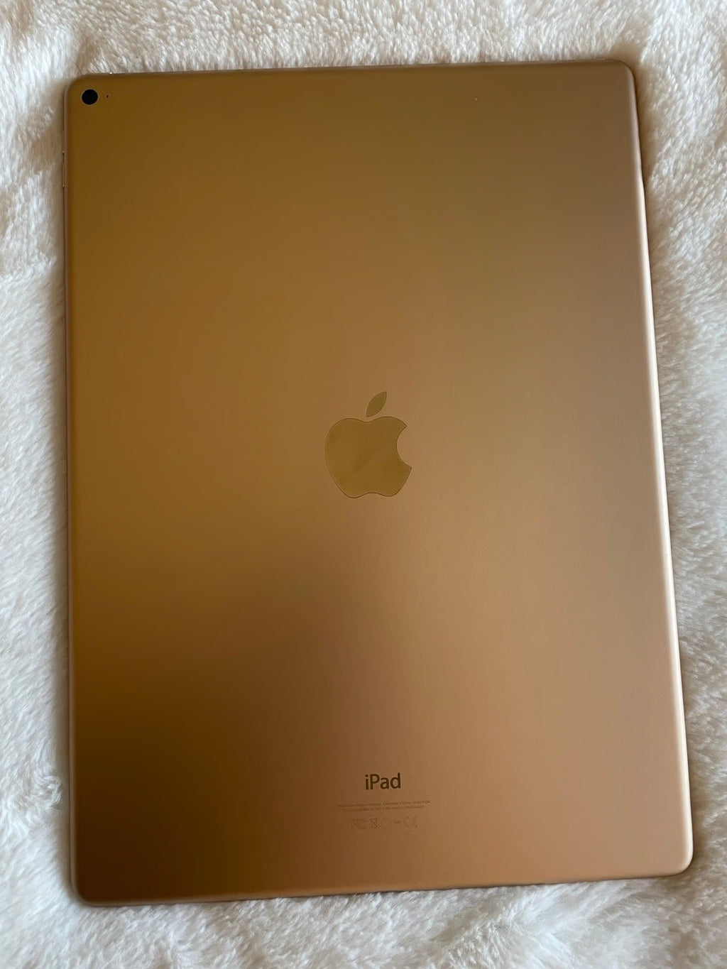 WIFI ONLY 1st Gen iPad Pro 12.9�?Screen 128GB Gold + 1st Gen Pencil + More! 7D66