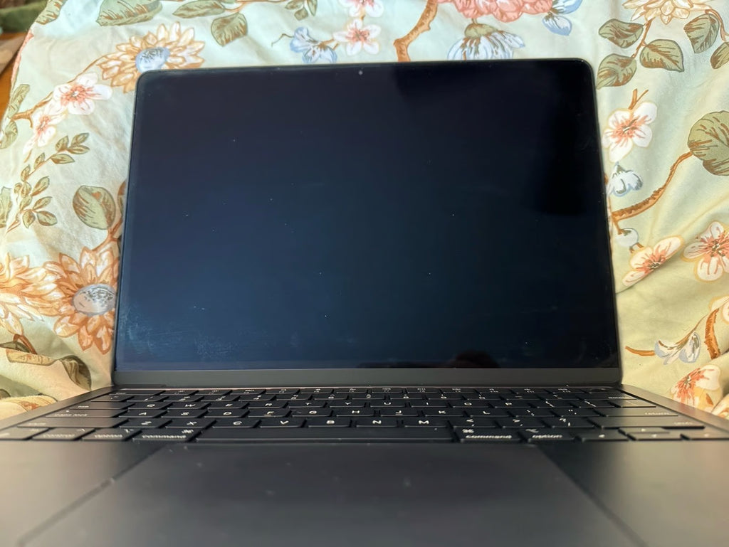 Apple MacBook Air with M2 chip 13鈥?7V69