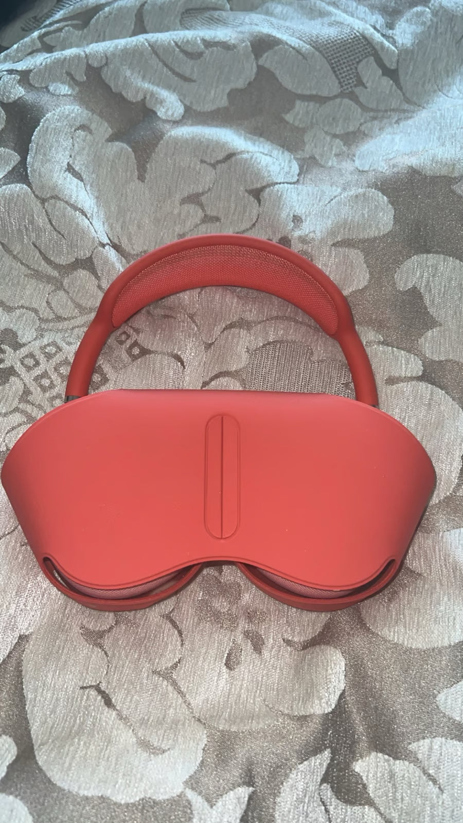 AirPods Max red 9L36