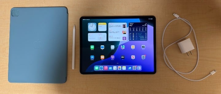 ACCESSORIES INCLUDED - M2 12.9"" iPad Pro 256GB Cellular Lightly Used - Unlocked 8D63