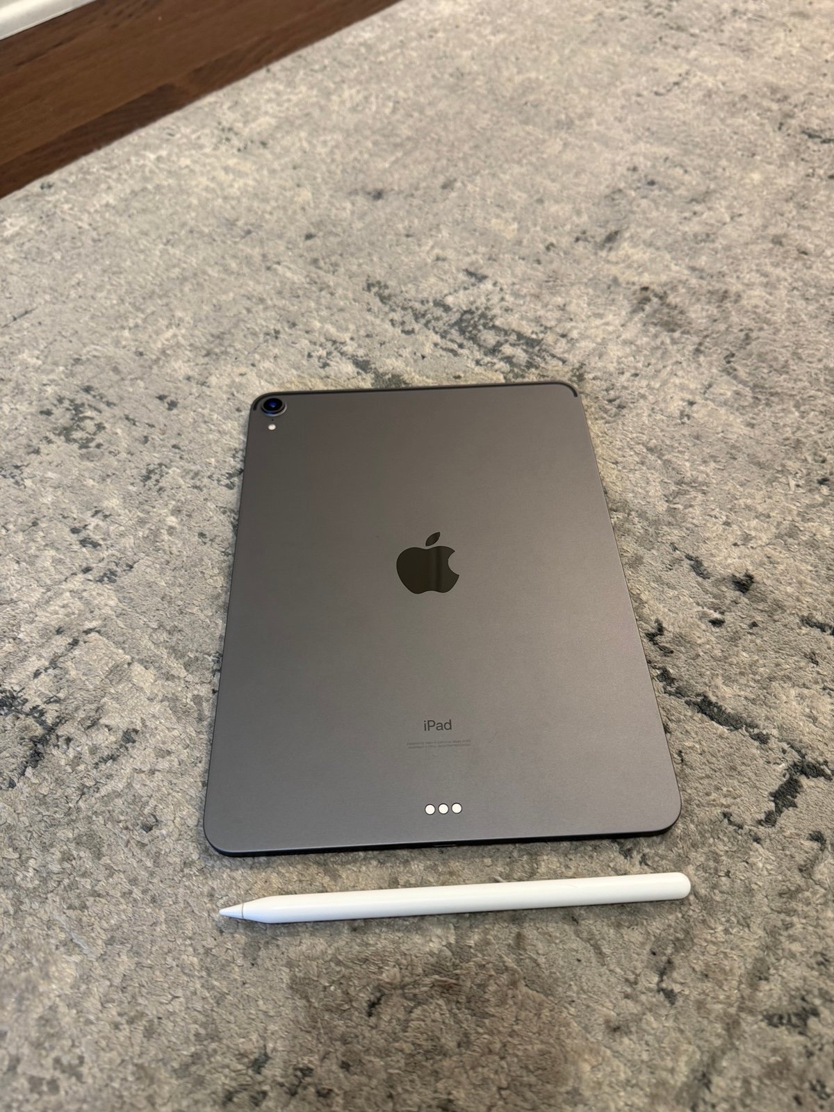 Apple iPad Pro 1st Generation 64 GB in Space Gray + Apple Pencil 3O79