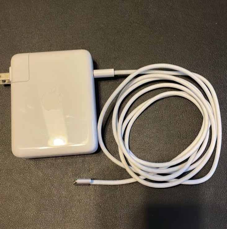 NEW Macbook Pro 16 inch + Apple care 2025 9H39