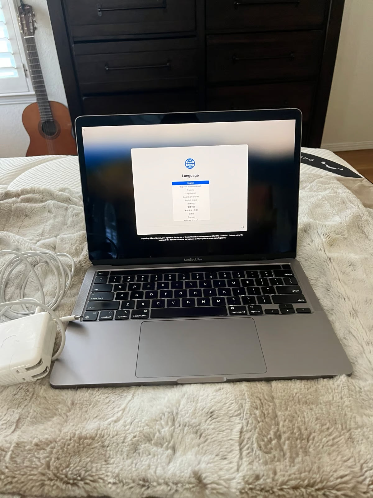 MacBook Pro 2020 13鈥?M1 w 8 G Memory* Charger included 6P37