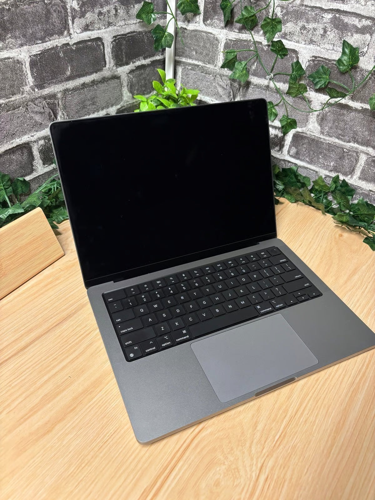 MacBook Pro 14 inch 2021 | M1 Pro | 16 GB Memory | 1 TB SSD | Space Gray 8Q96