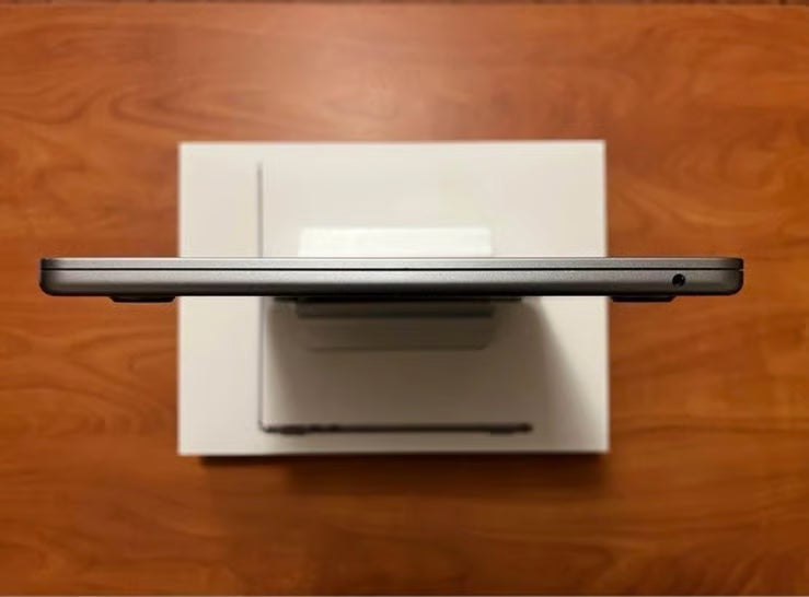 M2 MacBook Air 13 in 256gb 16gb Ram 8L83