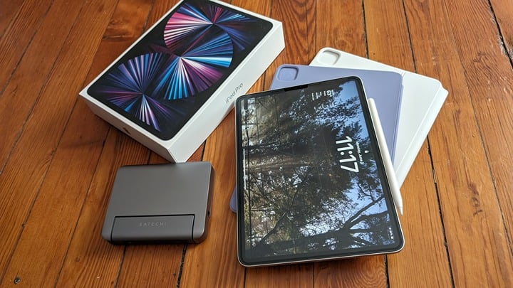 Apple iPad Pro 11-inch with accessories 5P13