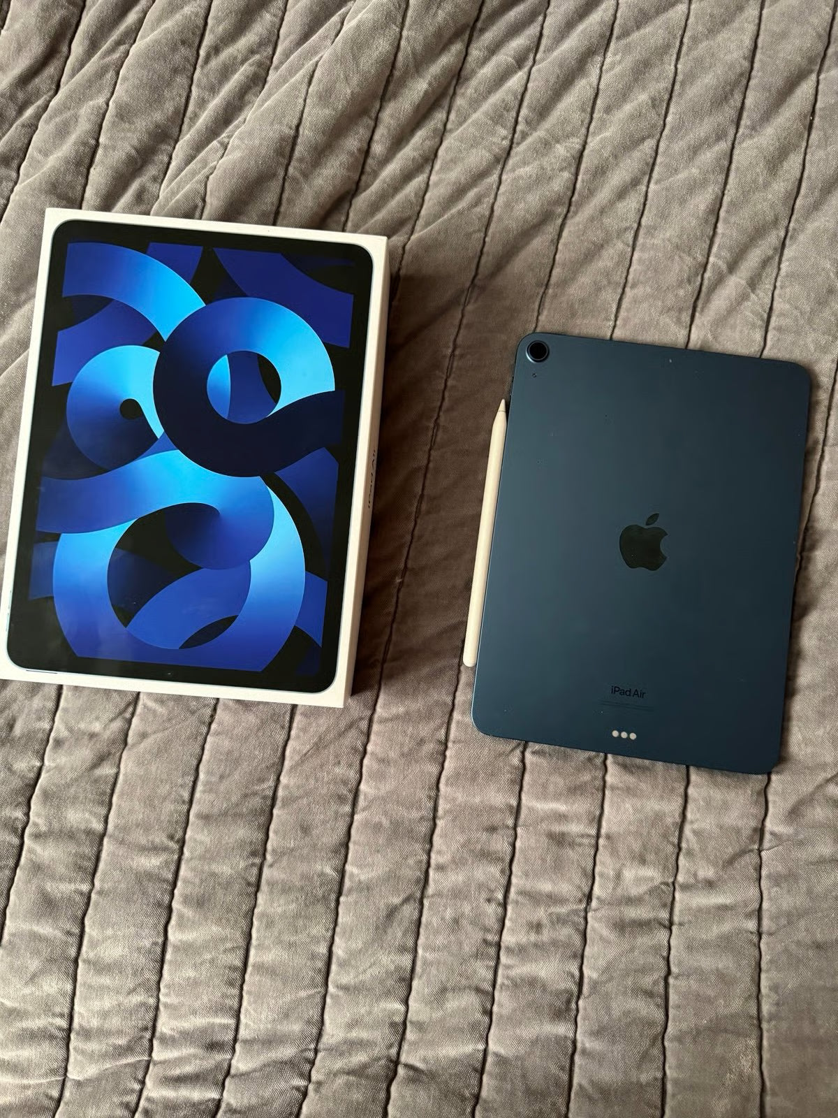 Apple iPad Air 5th Generation 64 GB 1L95