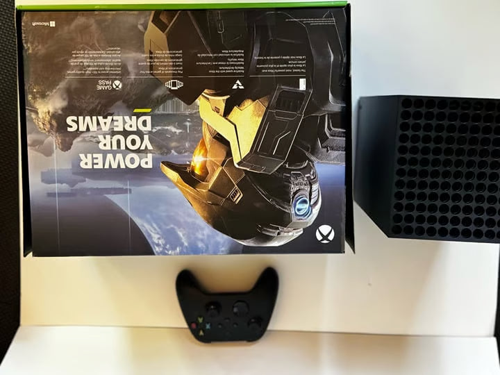 Xbox series x console & Controller 8U57