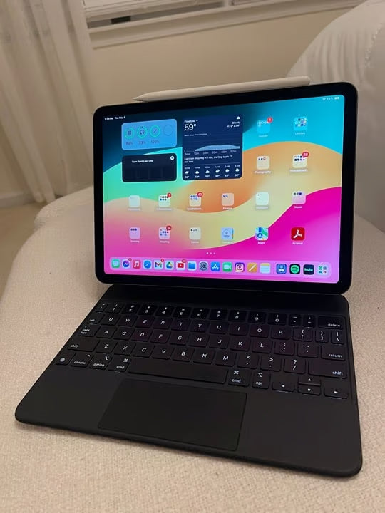 Apple iPad Air 4th Generation 256GB with Magic Keyboard and Apple Pencil 2 1Z65