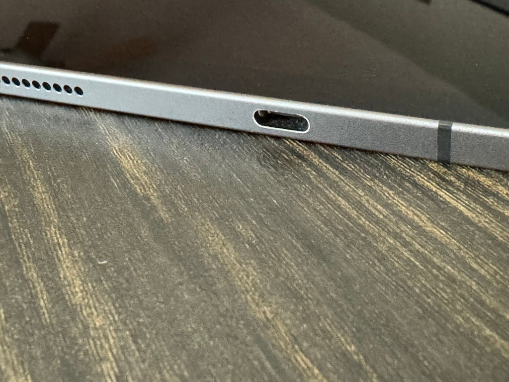 iPad Pro 3rd Generation 11�?(2018) 256gb WiFi + Cellular and Magic Trackpad Case 1V52