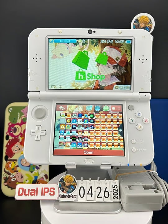 Dual IPS/ New 3DS XL White w 128GB SD Card/Near Mint/ 6770/ US Seller
