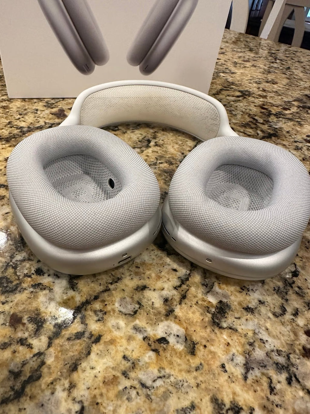 Apple AirPods Max sikver with three cases 8A16