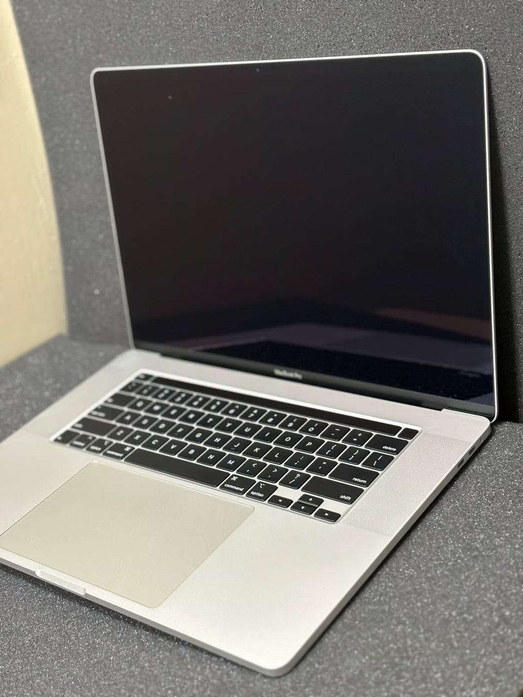 MacBook Pro 16 2019 i7 32gb RAM 512 gb ssd silver 6B96