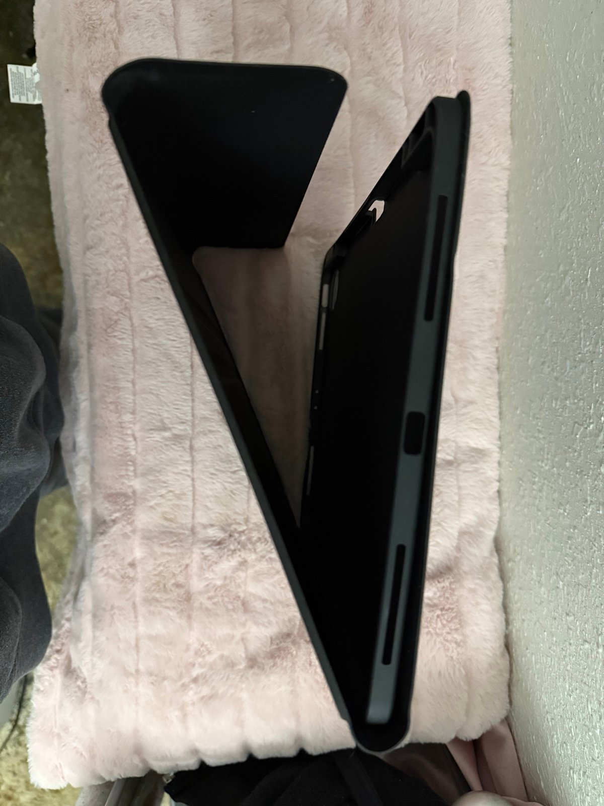 iPad Pro 12.9�?(6th Gen) - Great Condition + Keyboard 6M66