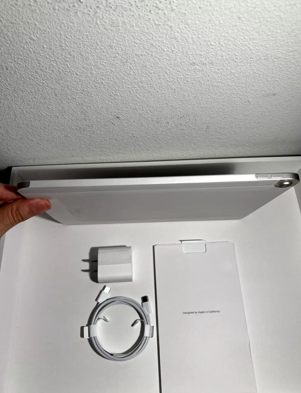 �?Apple iPad Air 5th Gen 256GB - Wi-Fi - Starlight 9Z81