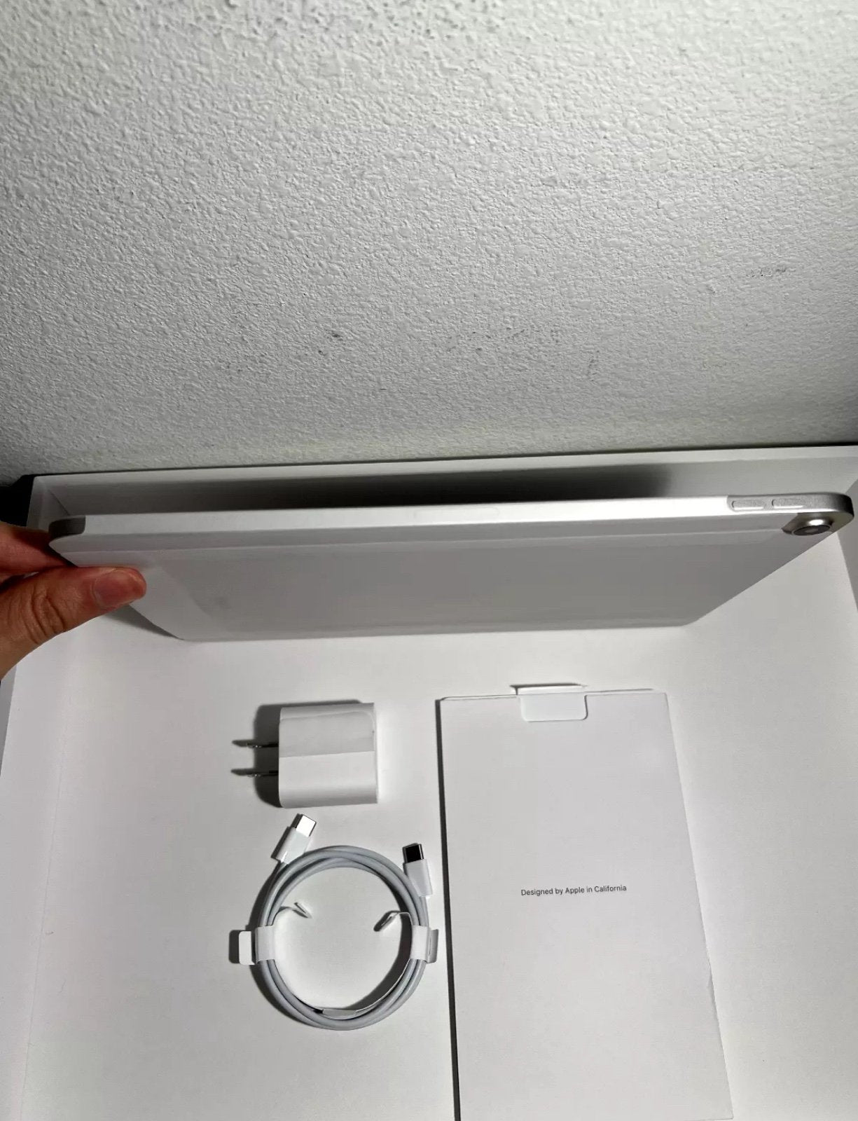 �?Apple iPad Air 5th Gen 256GB - Wi-Fi - Starlight 9Z81