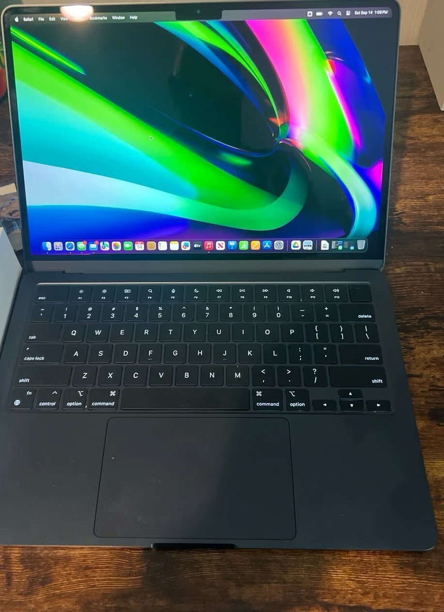 2024 Apple Macbook Air 13in. 8gb 256 SSD 1M57