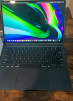 2024 Apple Macbook Air 13in. 8gb 256 SSD 1M57