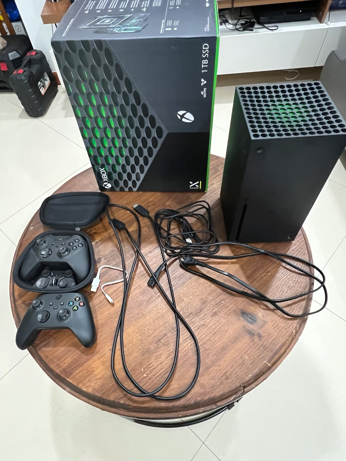 Xbox series x with Xbox pro controller 6J17