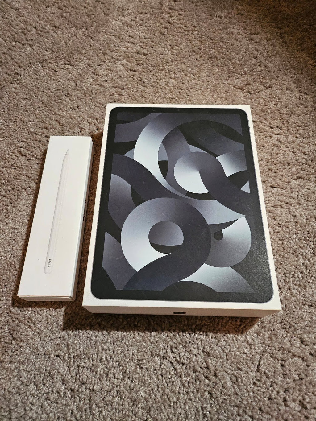 BUNDLE Apple iPad Air 5th Generation 64 GB + Apple Pencil & more 9X52