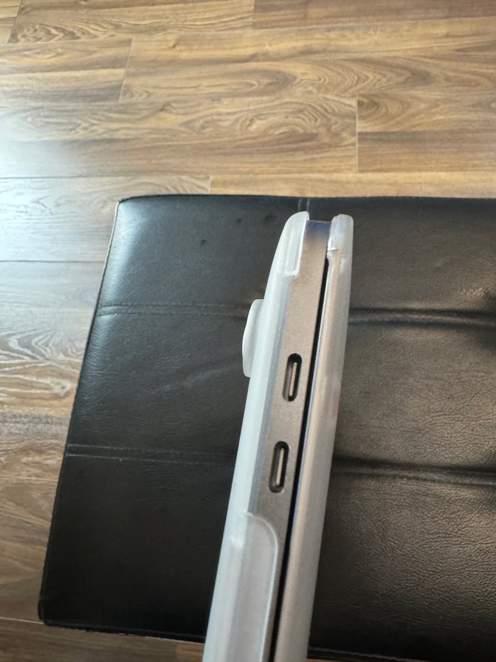 MacBook Pro 13 inch (2022) M2 8gb ram 256ssd 9E27