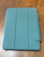 iPad Pro 11 inch gen4 128gb with apple Magic Keyboard 6J73