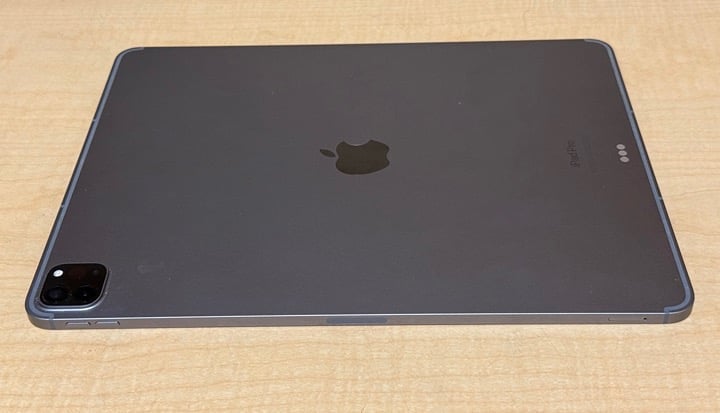 ACCESSORIES INCLUDED - M2 12.9"" iPad Pro 256GB Cellular Lightly Used - Unlocked 8D63