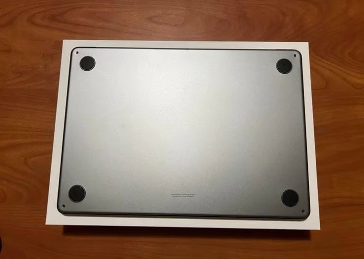 M2 MacBook Air 13 in 256gb 16gb Ram 8L83