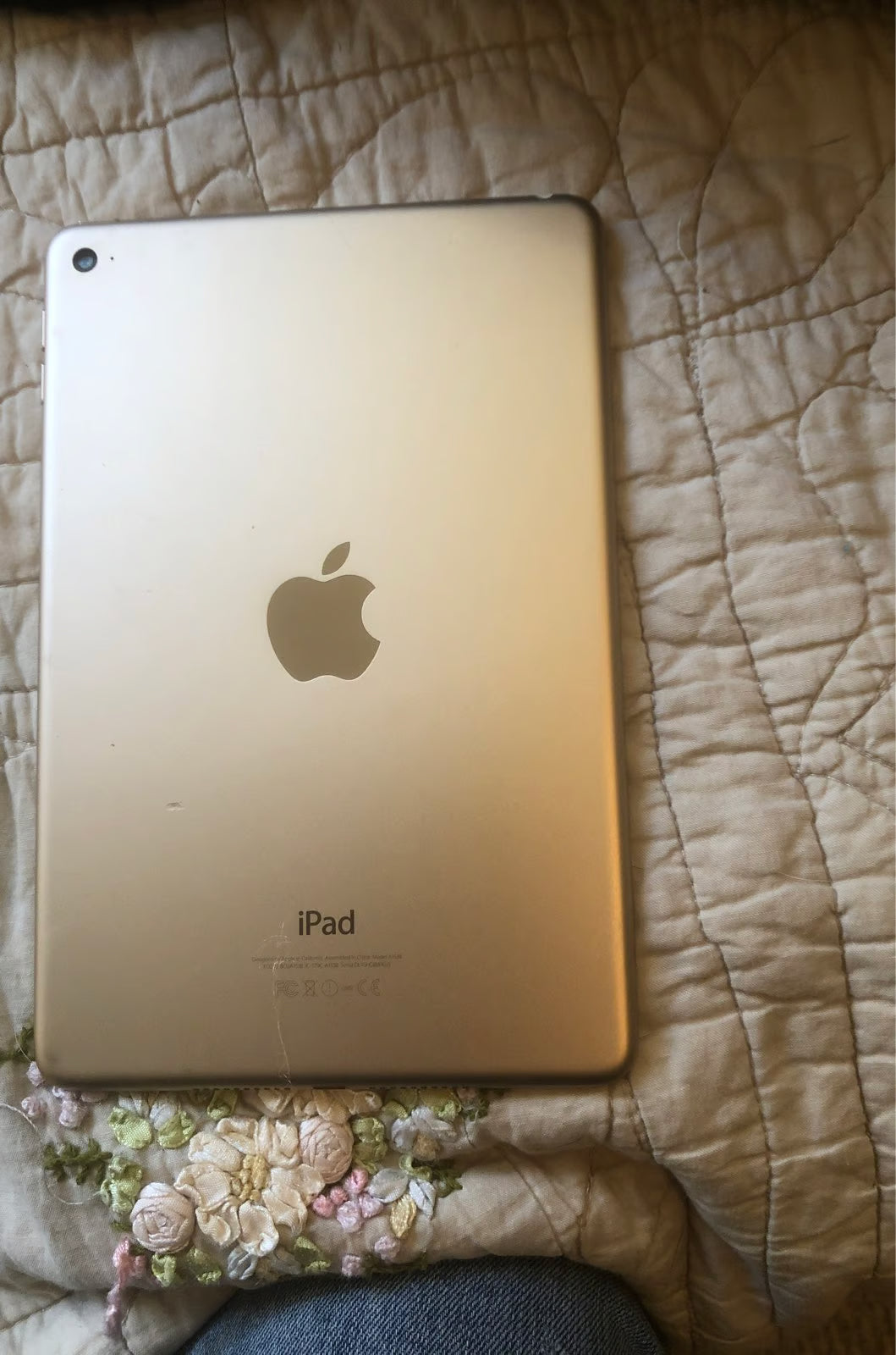 iPad mini 4th generation Gold 32 GB 7U19
