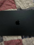 13.6-inch Macbook air with apple M2 chip and apple magic mouse included 6R33