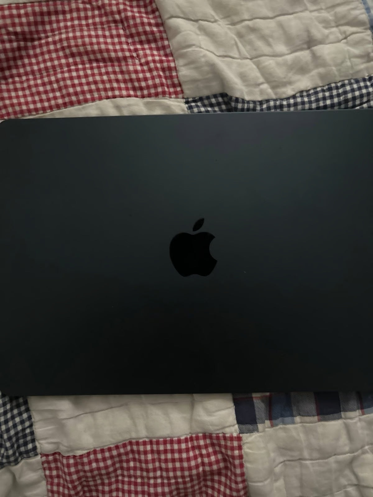 13.6-inch Macbook air with apple M2 chip and apple magic mouse included 6R33