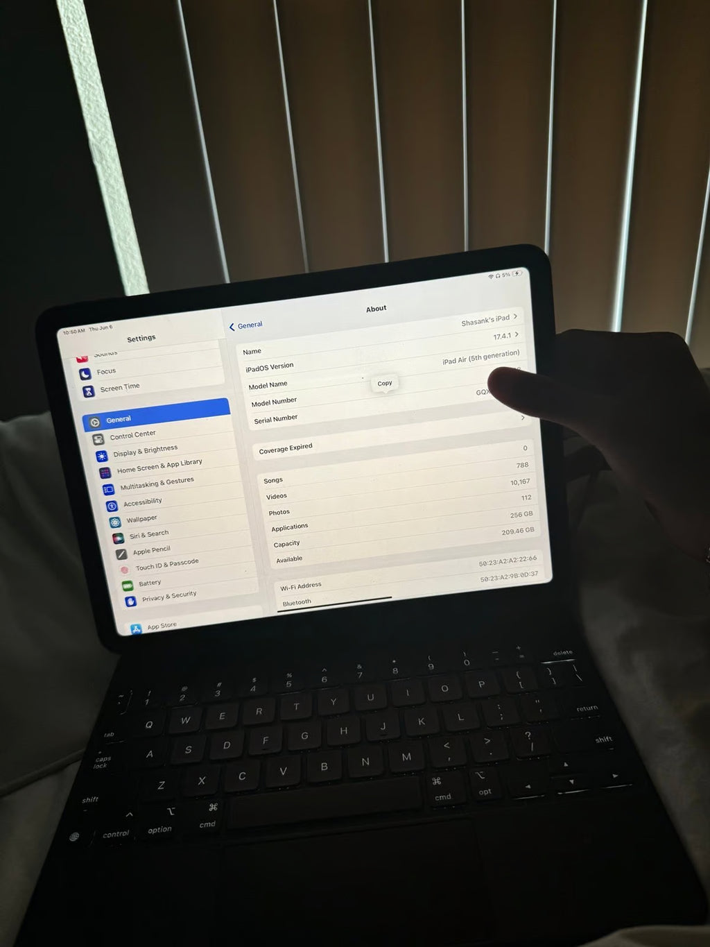 ipad air 5th generation 256gb with Magic Keyboard 2K52