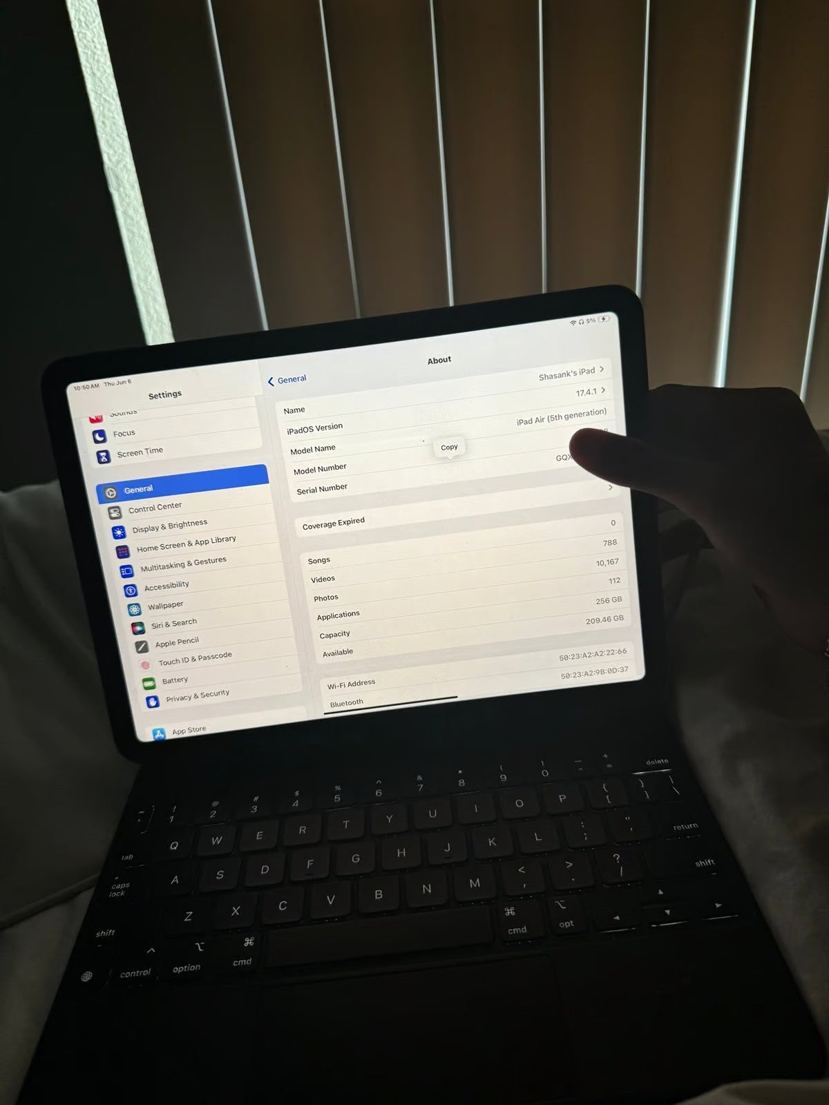 ipad air 5th generation 256gb with Magic Keyboard 2K52