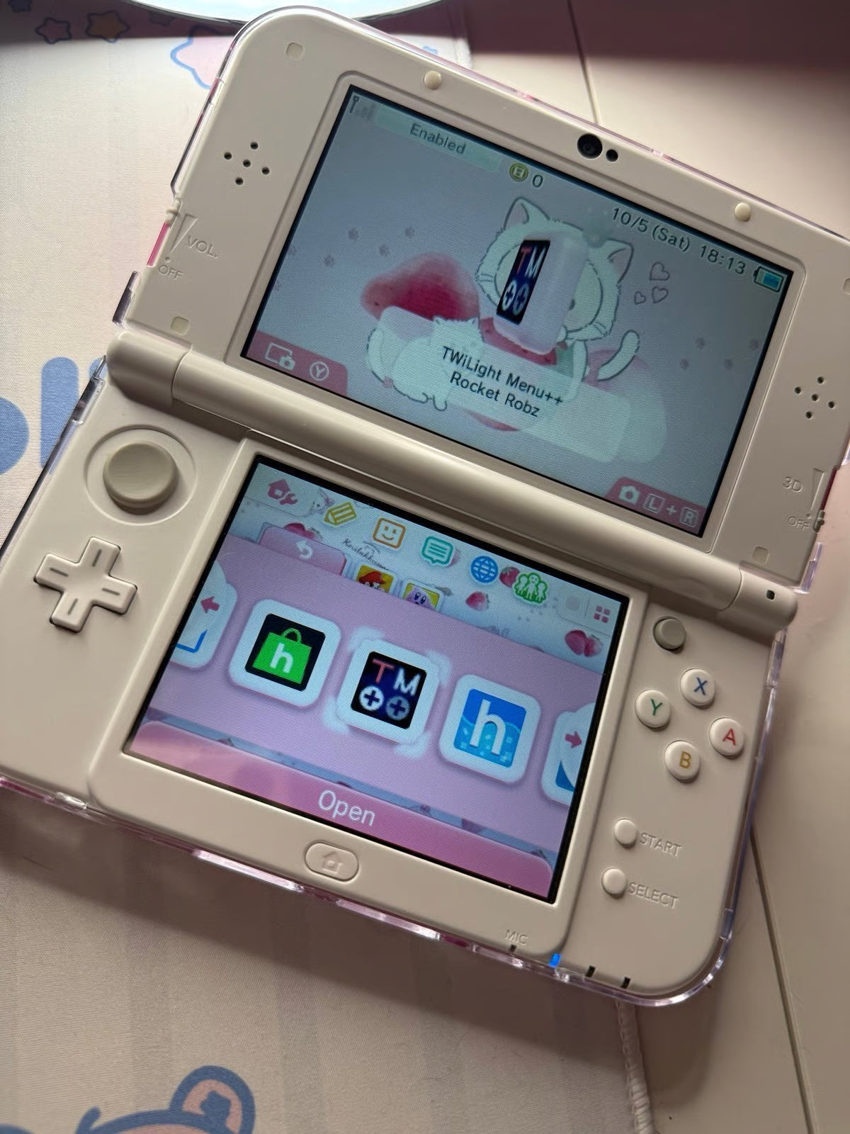 New Nintendo 3DS XL in Pink w/ 256gb sd card