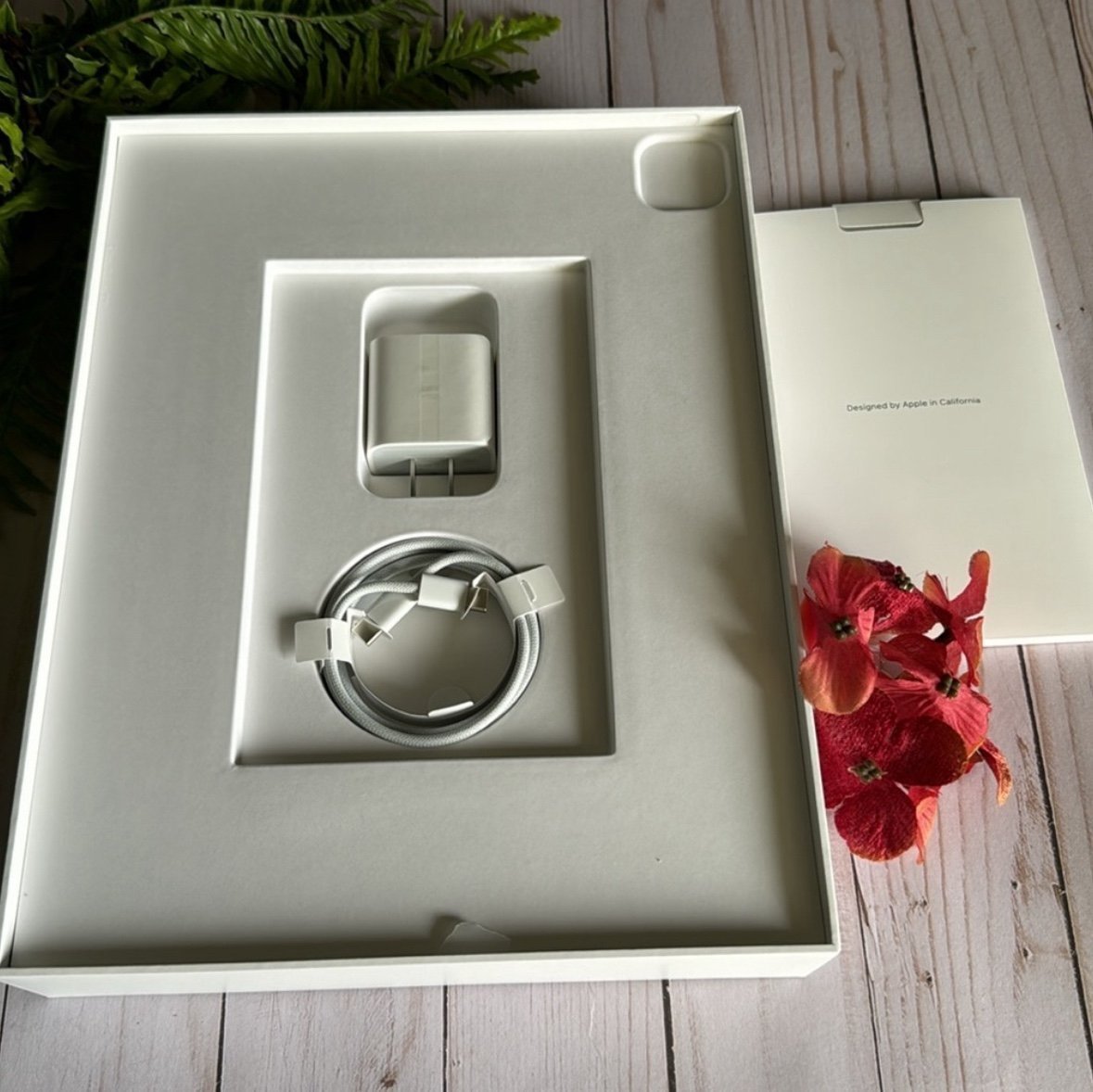 Apple iPad Pro 12.9-inch (6th Gen) 128 GB WI-FI + Cellular and Apple Pencil 5O65