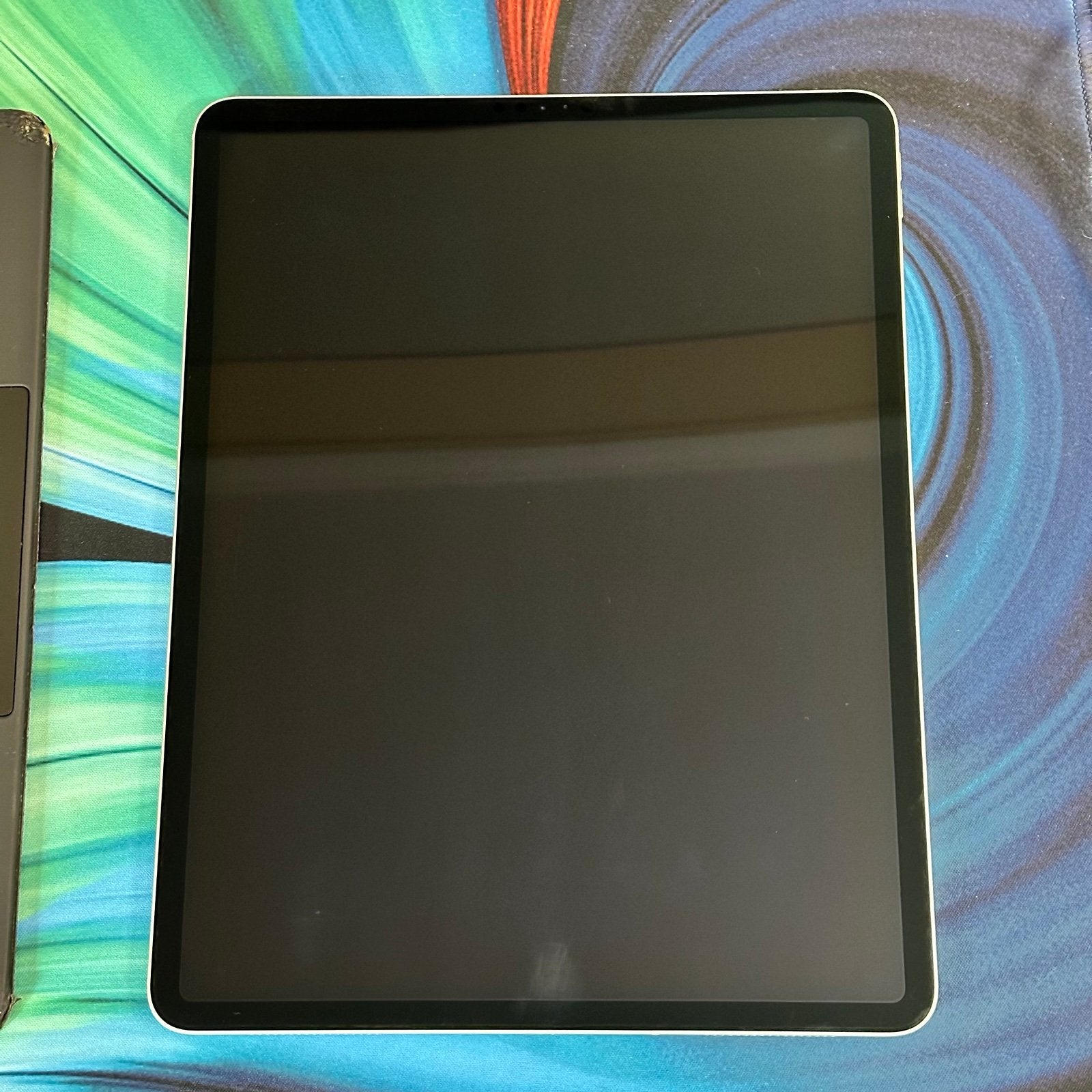 Apple iPad Pro 12.9�?4th Gen 256gb WiFi + Cellular Unlocked w/ Magic Keyboard 1H36